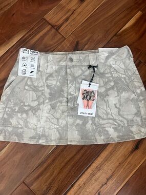 Utility Mini Skirt in Light Beige Tie-Dye